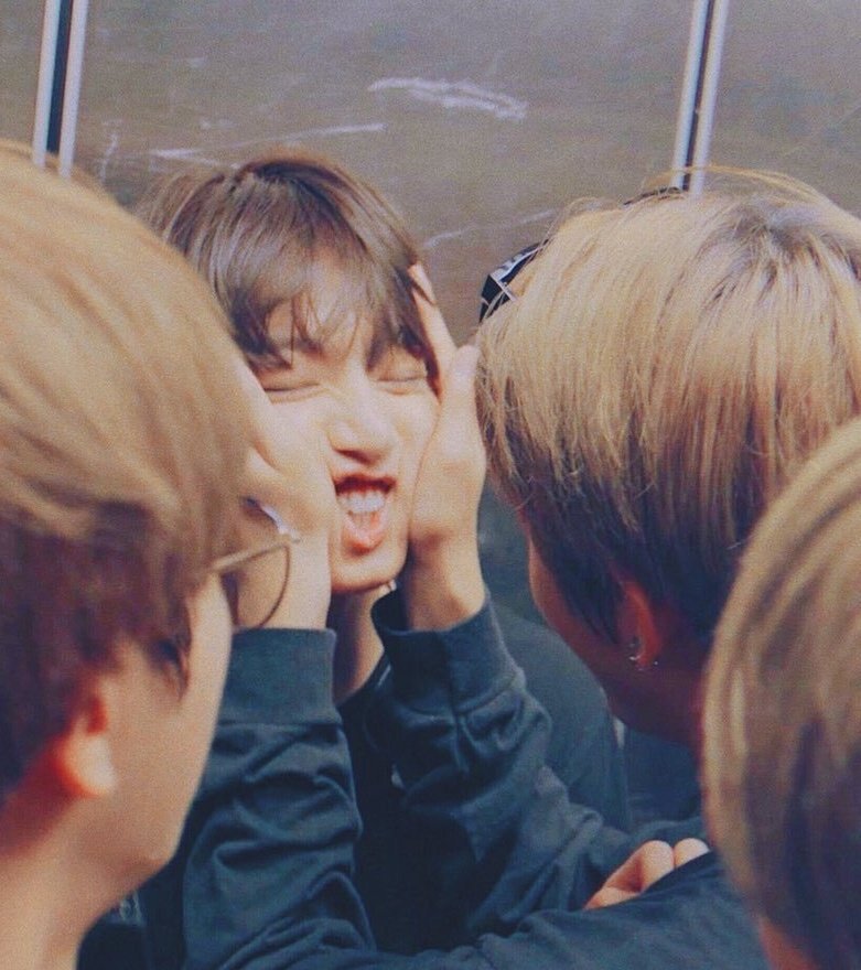 btskookie0901's tweet photo. #TeamBTS #TwitterBestFandom #SoompiAwards⁠ ⁠ @BTS_twt
.. 헤이아미..얼유..로봇..? 노....우... https://t.co/b35H3Iz5cl