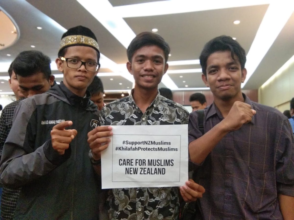 AAFauzan7's tweet photo. Abu Bakar menjawab tanpa ragu, ‘Benar. Demi Allah yang mengutusmu dengan hak, jika ada suatu perkara yang menyakitkan maka aku lebih suka hal itu menimpaku dan tidak menimpamu.’   #JanganPilihPemimpinAntiIslam - #RasulullahPemimpinKami
#E5SF https://t.co/tbSC7pBVxY