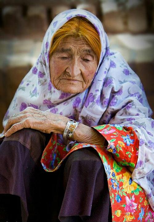 iranmrz's tweet photo. پدیده شوم سالمند کشی.

 توسط خانواده هایی تحت فشار اقتصادی اند داره رواج پیدا میکنه .
قلب مردم  شده مثل یه تیکه سنگ.
 یکی میگفت تحریم ها کاغذ پاره اس.
 از روی نداری و بیچارگی از شر پدر و مادر مریض شون خلاص میشن یه نون خور کمتر زندگی بهتر.
پدر مادر های سالمند قربانی گرانی https://t.co/ewmIKqAbuJ
