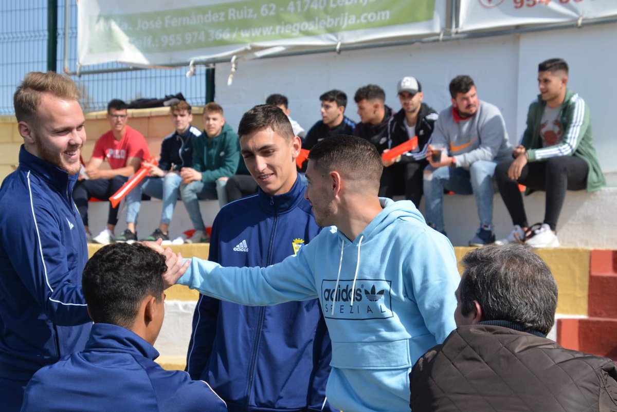 Manu Vallejo saluda a sus compañeros (Foto: CCF).