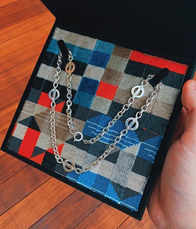 R_wilde's tweet photo. TFL’s official jeweller.
Handmade custom diamond-cut link, dual engraved clasp, hand upholstered and gold foiled 2 tier velvet presentation box. (Probs deleting once product shots are done) https://t.co/IkZvG4sbfi https://t.co/9yXSrE93dF