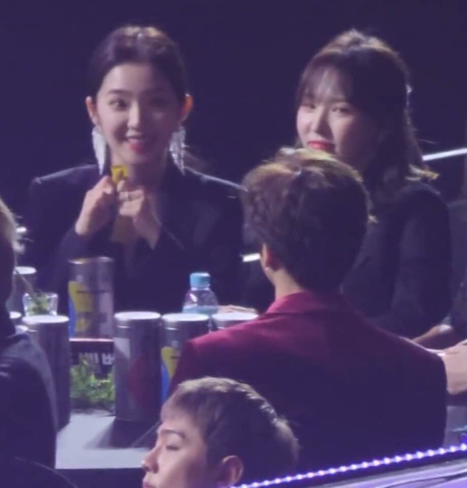 jeonanay's tweet photo. Irene and johnny are bestfriend. Don't fight me #TeamNCT #TwitterBestFandom #SoompiAwards @NCTsmtown https://t.co/EMA8jLJp1m