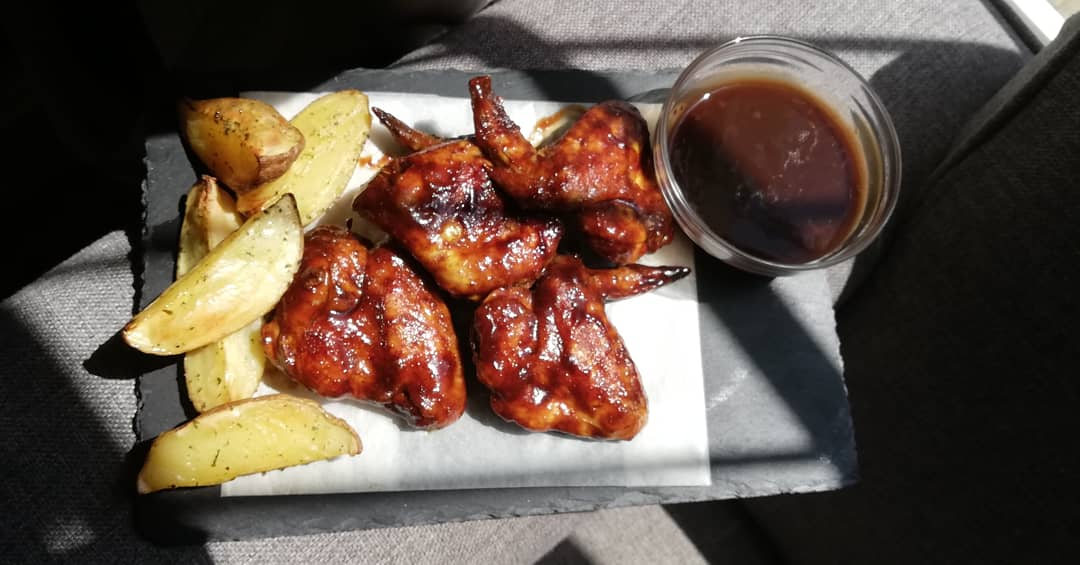 Thelazychef_za's tweet image. Mogastie mare😭.

Sticky bbq wing and potato wedges💕

#foodie #cheflife #WingAddict