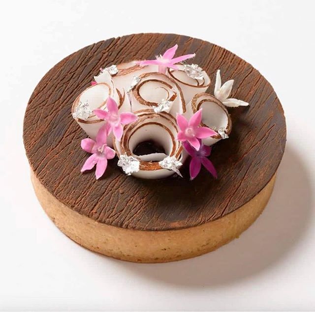 La chef <a href="/florence_lesage/">Lesage Florence</a> laisse exprimer toute sa créativité dans ses créations, comme pour cette tartelette à la noix de coco. 🌠
--
The chef <a href="/florence_lesage/">Lesage Florence</a> lets her creativity happen in her desserts, as for the creation of this coconut tartlet. 🌠
#TheWestinParisMoments