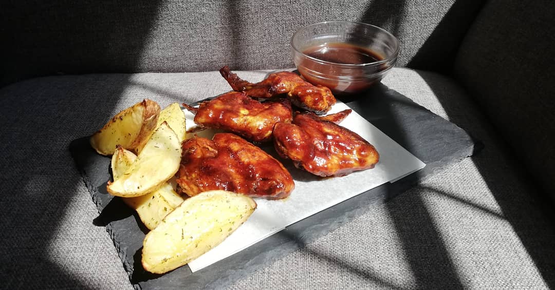 Thelazychef_za's tweet image. Mogastie mare😭.

Sticky bbq wing and potato wedges💕

#foodie #cheflife #WingAddict