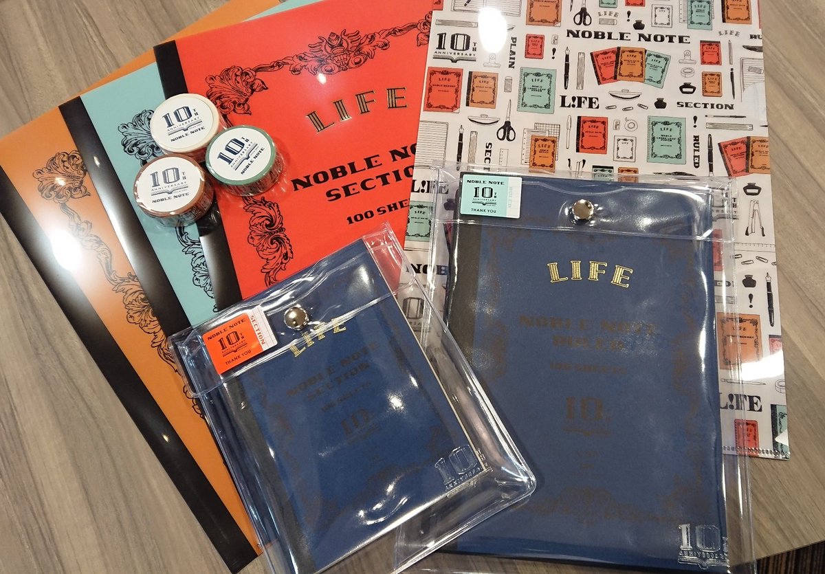 Twitter पर Nagasawa 梅田茶屋町店 大阪 待望の ライフ ノーブルノート10周年記念限定商品が入荷いたしました 限定ノートセット 方眼 横罫 無地 A5 1 700 税 A6 1 500 税 クリアファイル 4種 250 税 マスキングテープ 3種 390 税 クリア