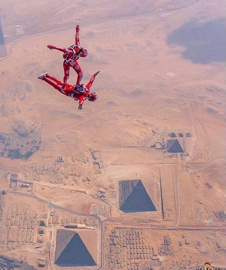 Egypt_Scoop's tweet photo. #travel_scoop Science set the fact that human body can't #fly.Well, they can,
A fascinating #skydiving for the world champions Gregcrozier.airwax &amp; Karinejoly.airwax toward the magnificent Great #Pyramids with @GoPro  
#egyptscoop 
#egypt #giza #travel #photographerscoop #tourism https://t.co/IS1IXy4Ru7