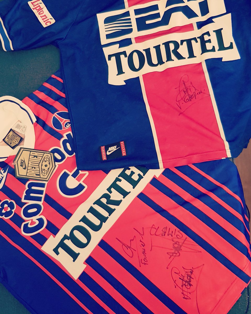 Je_suis_le_X's tweet photo. Mes débuts au Parc, mes premiers maillots signés 🔥
X
X
X
#PSG #VincentGuerrain #LaurentFournier #AmaraSimba #Nike #NikeFootball #FootballJerseys #PSGxJordan #IciCParis #CollectifUltraParis #Ligue1Conforama #InsidePSG #ParisSaintGermain #ParcDesPrinces #PSGOM #OMPSG #Paris https://t.co/qmrC0zFMT1