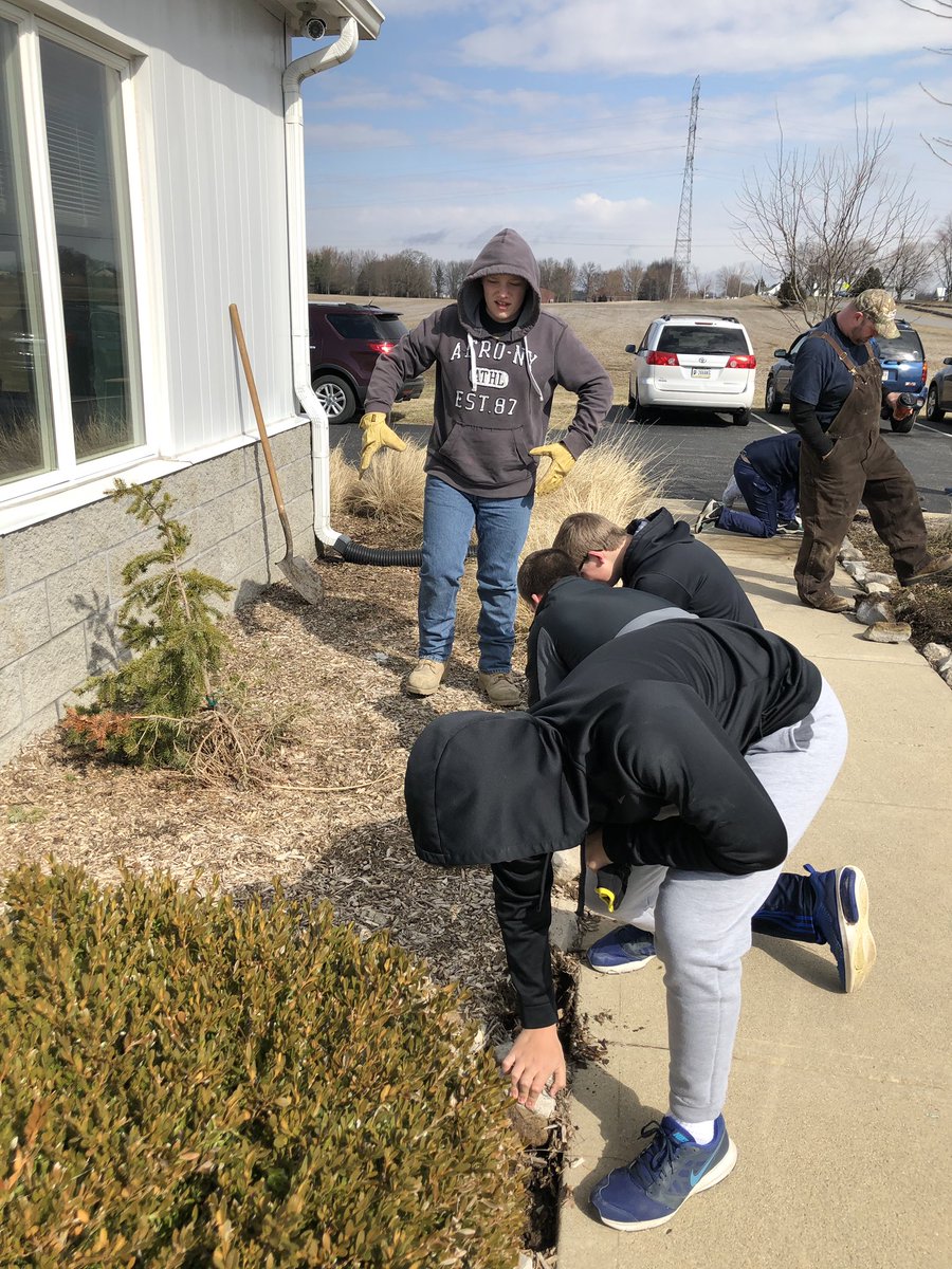 PHAthletics00's tweet photo. POWERHOUSE PUTTING IN WORk #communityserviceproject #helpingpetsfindhomes #proundfamily https://t.co/54wgnV8FIO