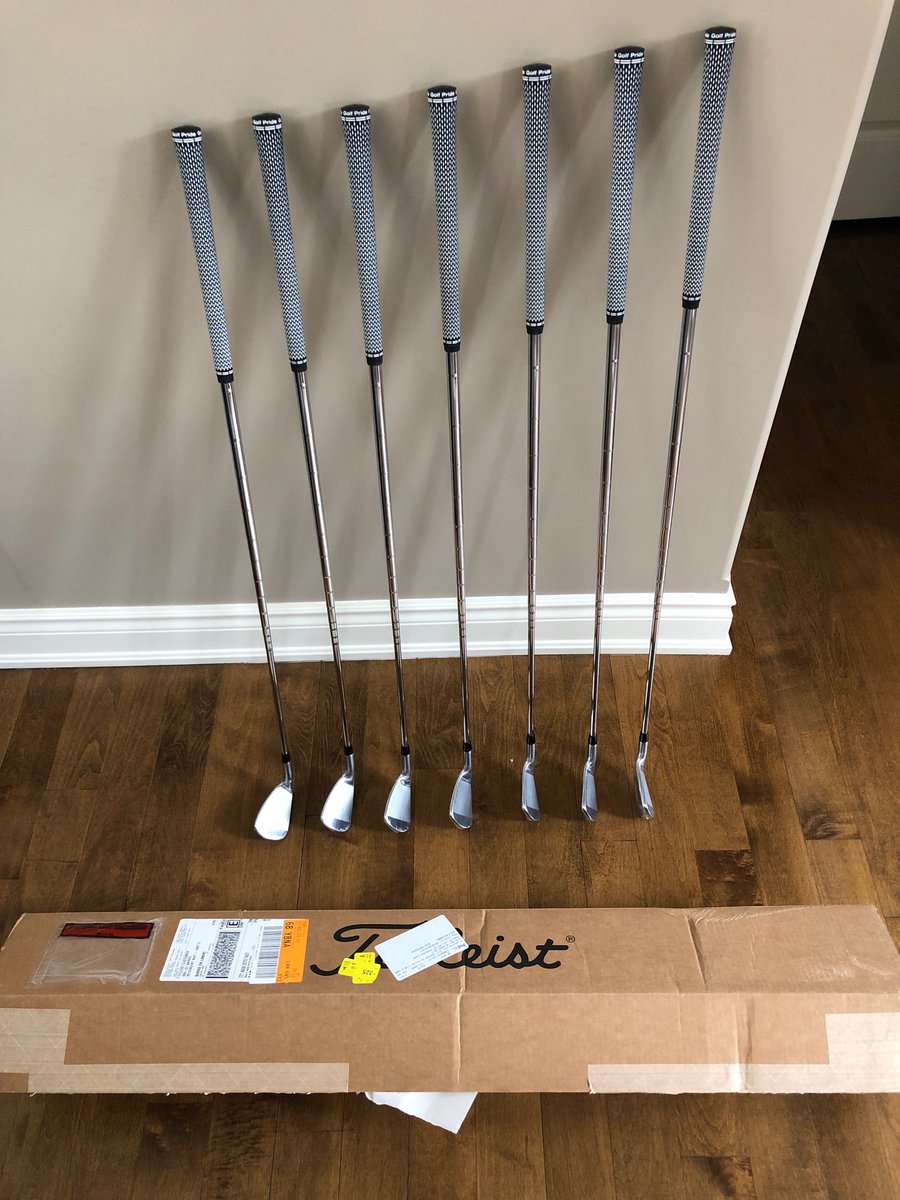 Look what arrived! My custom fit AP3 irons. ⁦@TitleistCA⁩ Early gift from the family. #newknee #newclubs