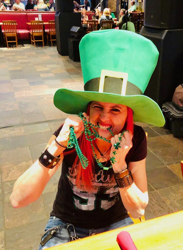 Happy #StPaddysDay ☘️🌈 🤘🏻#ShamRAWK #StPatricksDay #Wearyourgreen #Youcantpinchme #Doesthishatmakemybuttlookbig #Green #Beads #LuckOTheIrish #SundayFunday