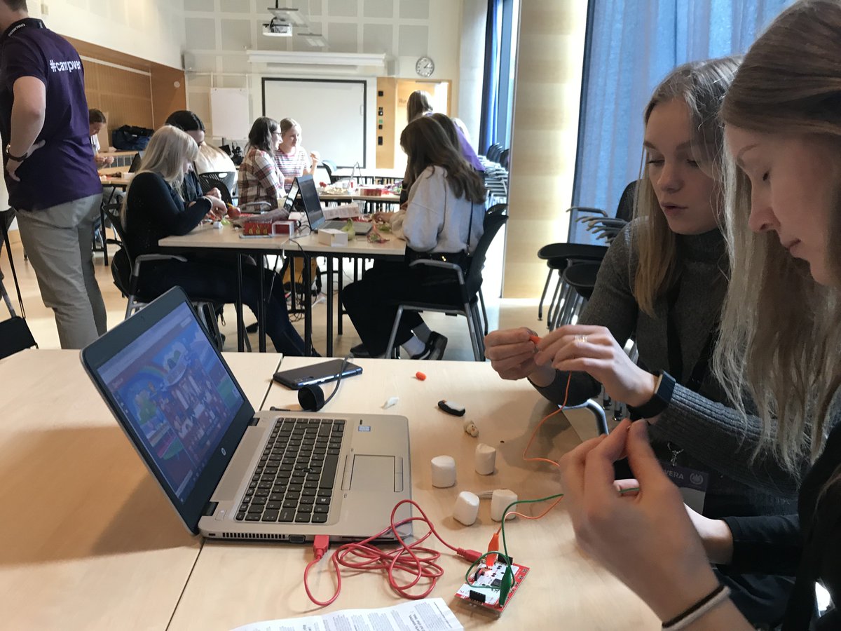 chalmersnyheter's tweet image. Camp Vera – teknikläger för 100 gymnasietjejer från hela landet på #chalmersftw i helgen. Full fart med #programmering med mera... #IngenjörSomVera #campvera