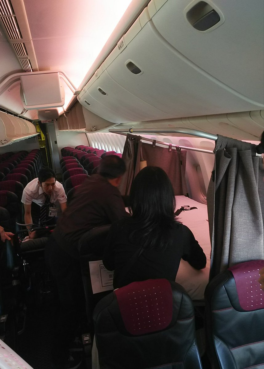 ア ドリーム ア デイ In Tokyo A Twitter 飛行機内のストレッチャー席に 皆でお子さんの車イスを移動している様子 ９席分の座席 を囲ったカーテンを飛行機内に見かけたら それは医療的ケア児の旅の可能性が高いです Dreamtokyo 医療的ケア児の旅 難病児支援