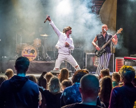 DeVeluweNieuws's tweet photo. RT rtvapd: Hippe Gasten zijn echt “Hip”: Die Hippe Gasten  zijn echt hip, een band als een rollende steen die constant in beweging is. Zeker de laatste tijd is de steen erg hard aan het rollen. Optredens in China, een nieuw album en… … https://t.co/1sBF1UHLQo