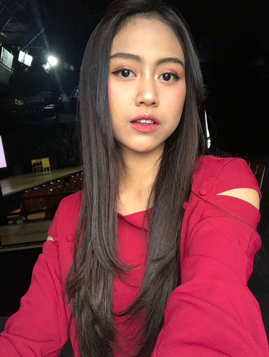 Makasih buat hari ini!!! Happy Sunday❤🙈 nanti aku DS sesi 2 ya~
Hari ini rambutnya di catok lurus aja karna bosen keriting molo wkwkwk