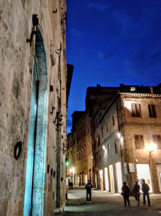 'L'ora blu': that magic time between day and night when the sky turns an electric shade of blue.
Strolling the along #Siena's main street, Banchi di Sopra, in the city center.

#Italy #studyabroad #igerssiena #bluehour #orablu