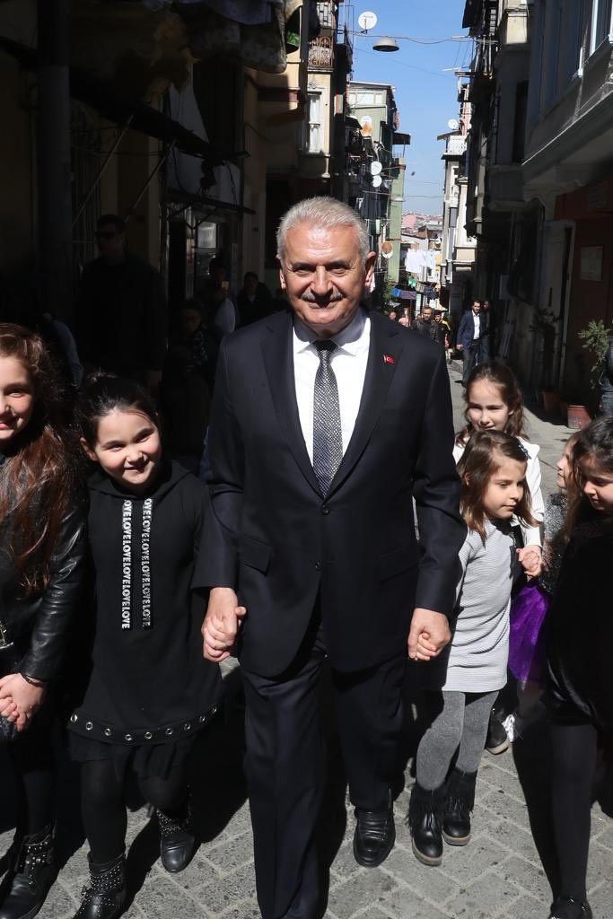 BA_Yildirim's tweet photo. "Çocukluğumun en güzel yıllarını bu sokakta yaşadım. Buranın benim hayatımda önemli bir yeri var. Ortaokul öğrencisi Binali olarak geldiğim ve beni ben yapan güzel İstanbulumuza, Belediye Başkanı olarak hizmet etmek için yola çıktım."

📍Tarlabaşı Peşkirci Sokağı https://t.co/okQSpYJQAy