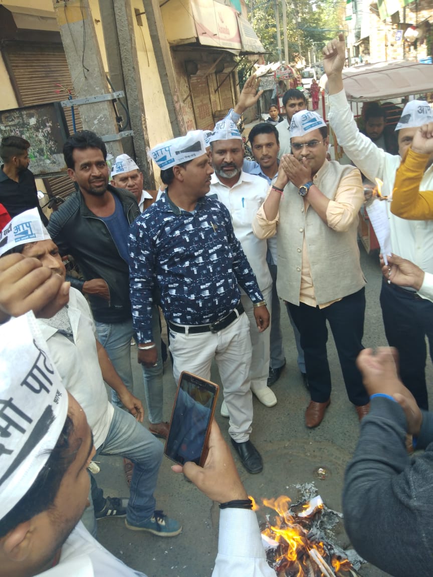 AAPDelhi's tweet photo. सुल्तानपुर माज़रा विधानसभा के वार्ड 46 में पूर्णराज्य के लिए भाजपा की वादाखिलाफी के विरोध में भाजपा का 2014 का मेनिफेस्टो जलाते तथा प्रदर्शन करते हुए आम आदमी पार्टी के कार्यकर्ता। https://t.co/Txm6lWafyK