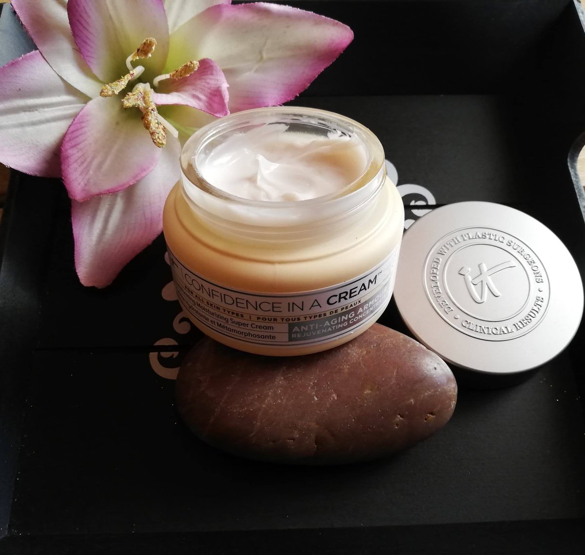 TesteuseA's tweet photo. J'adore cette crème anti-âge confidence on a cream elle hydrate ma peau à fine le grain et adoucit et lisse ma peau idéal pour tout type de peau elle hydrate régénère et réduit les rides et ridules  #itcometics #mesavantpremières @Itcosmetics #crayonbrownpower #confidenceinacream https://t.co/xFDd39acBq