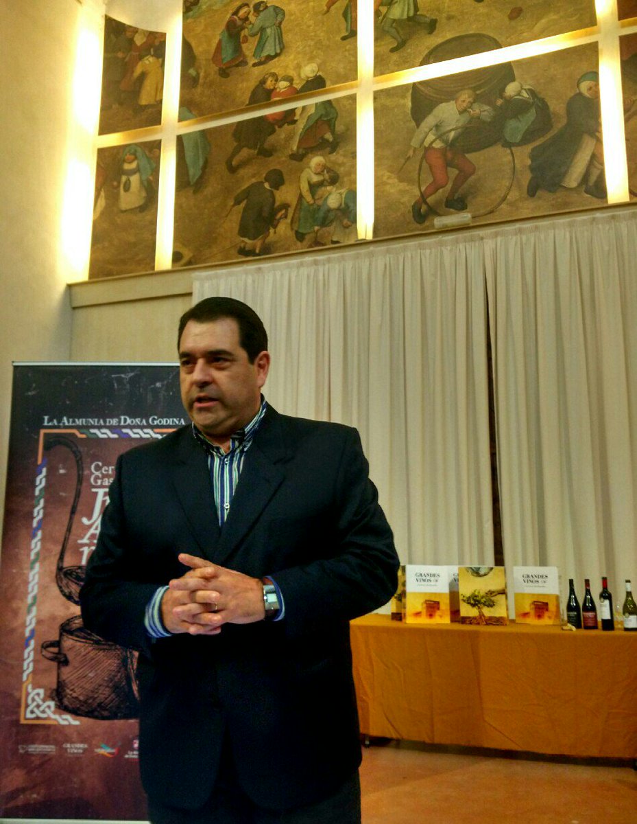 JuanAltamiras's tweet photo. La #cata de #vino está dirigida por @GrandesVinos_CA y los asistentes están degustando 4 vinazos🍷🍷🍷🍷! 
#AltamirasSinComplejos https://t.co/yHhbM2sH6g