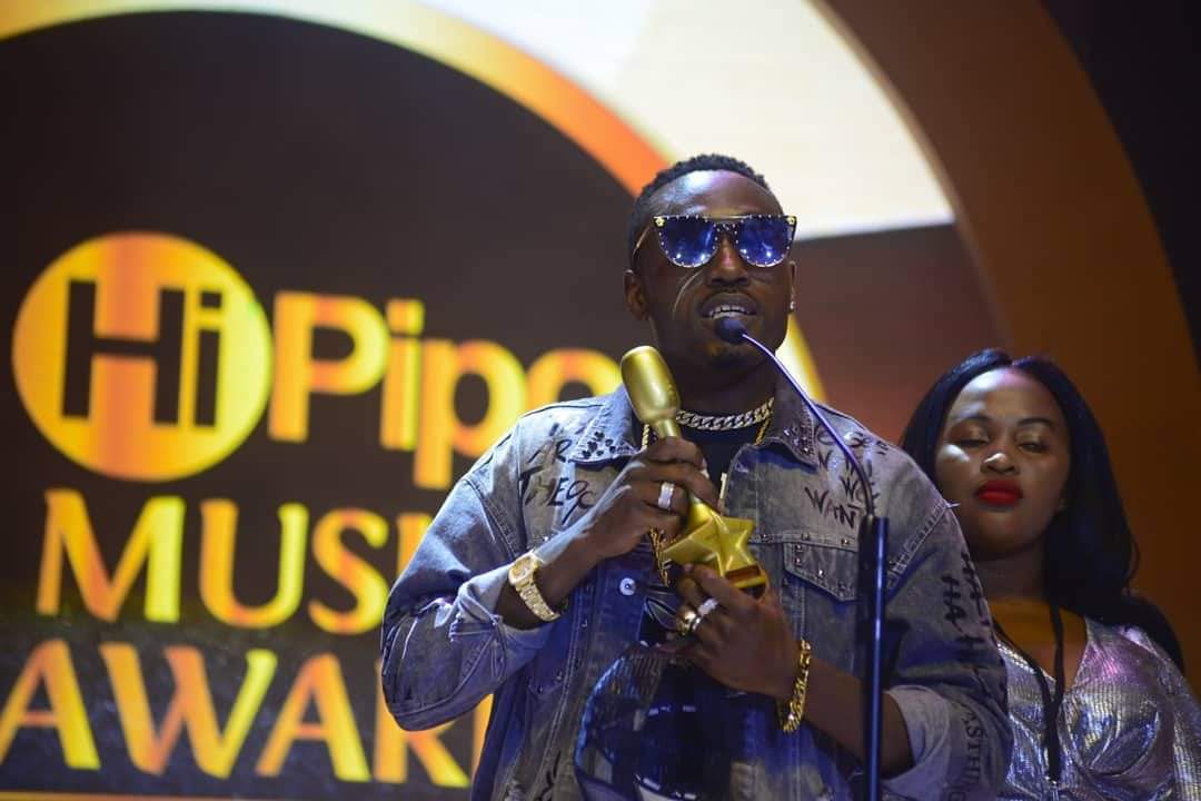 BenasBanda's tweet photo. Congratulations to @RobertoZambia. Winner of Best RNB Maestro at the HiPipo Awards in Uganda. Not one to read the Bible much these days but I like the verses which talk about prophets not being honoured in their home. A victory for Brathahood. A victory for Zambia 🇿🇲. https://t.co/968wK06vCu