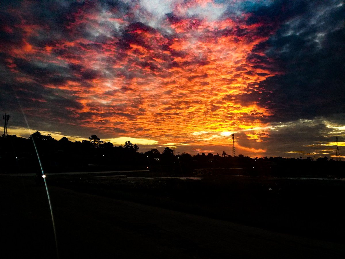 suhandihar's tweet image. Ntah kenapa sore hari itu begitu indah, ambil hp cekrek jadilah foto ini 
Loc : vida bekasi
#bantargebang #vidabekasi #bekasibanget