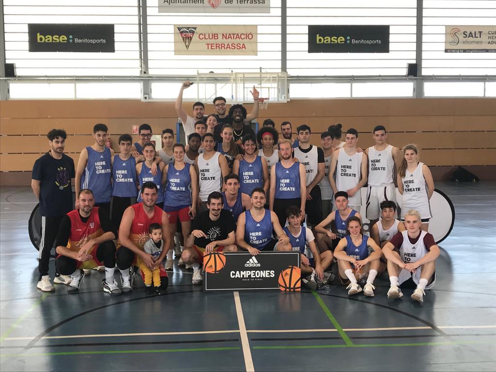GIGANTESbasket's tweet photo. Foto de familia y ganadores de la experiencia #MARQUEEBOOST de @adidas_ES en Terrassa. Gracias a todos por participar. https://t.co/BOyy3RluTx