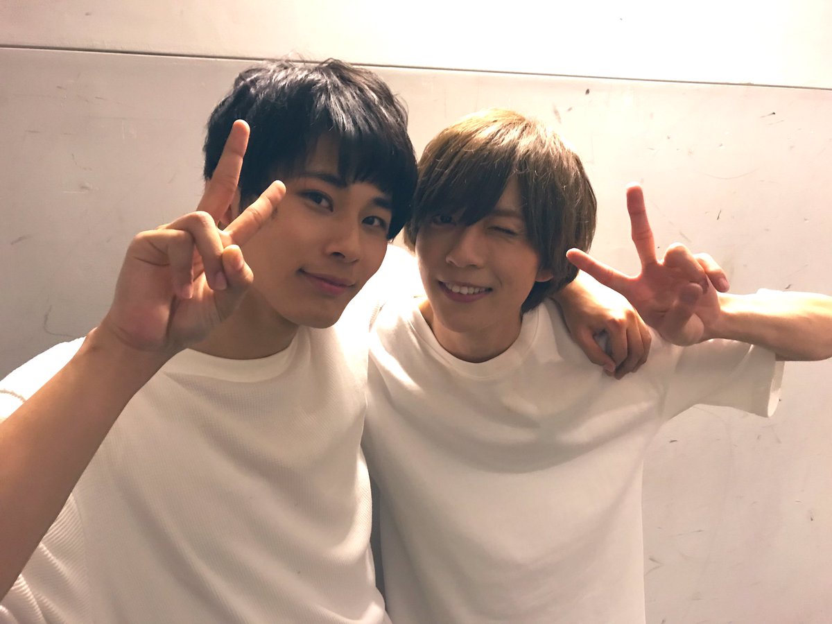 kamen_method's tweet photo. 終演後、小田くんに写真を撮らせて欲しいとお願い��たら『ささ！』と笹森くんを呼んでくれました🌟
写真📷からも仲良しが溢れてますね🙈❣️
この2人のやりとりを舞台上で観れるのは明日が最後です。
13:00〜/19:00〜の2回公演
是非、劇場で見届けてください✨
#愛メソ https://t.co/LBRBGohddX