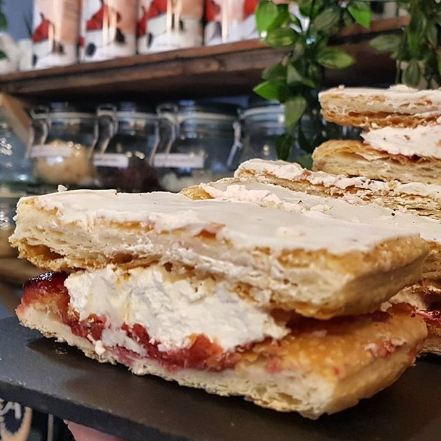 CafeThriveBomo's tweet photo. Vanilla Cream Slices in the deli counter today!

#vegan #veganbaking #classicbaking #bournemouth #veganbournemouth #veganblogger #dorsetvegans #bournemouthbeach https://t.co/RibtbidRPO