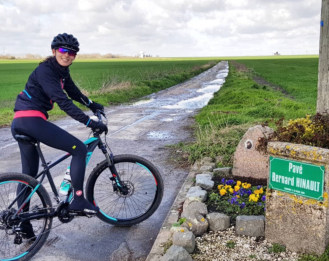 ju_drem's tweet photo. Les pavés, acte II. Du vent, des secousses et 37 km de +. 💪Rebelote ce matin, direction les pavés du Nord dont le secteur Bernard Hinault qui secoue bien et qui est assez long (2 500 m). 😱 Dire que le 5 mai pour le #RaidVTT #ParisRoubaix j'ai 16 secteurs au programme. 🙈 #EFDV https://t.co/veVhtPzHV2