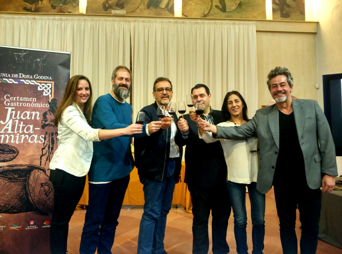 JuanAltamiras's tweet photo. Un brindis 🍷con @GrandesVinos_CA por el Certamen #AltamirasSinComplejos!!! 
Nos vamos de recorrido a la #PrimeraRutaEscudilla por #LaAlmunia #Zaragoza🍴😁. https://t.co/Nv28Ap45IK