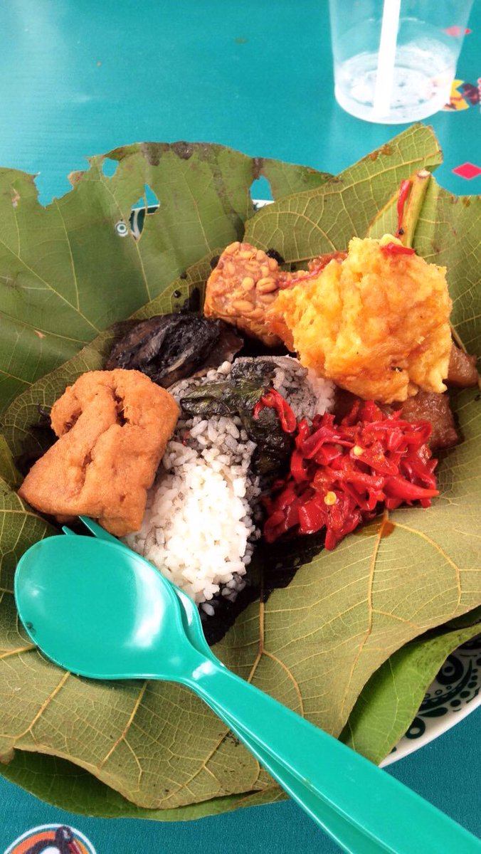farhan_nfl's tweet photo. Gokil sih terlalu banyak pilihan jadi bingung. Intinya sih nyari yg ga ada di jakarta.
event bagus buat memperdalam wawasan kuliner nusantara.
#FJB2019 #makancuy #mangancuk https://t.co/zIVSkpgLA4