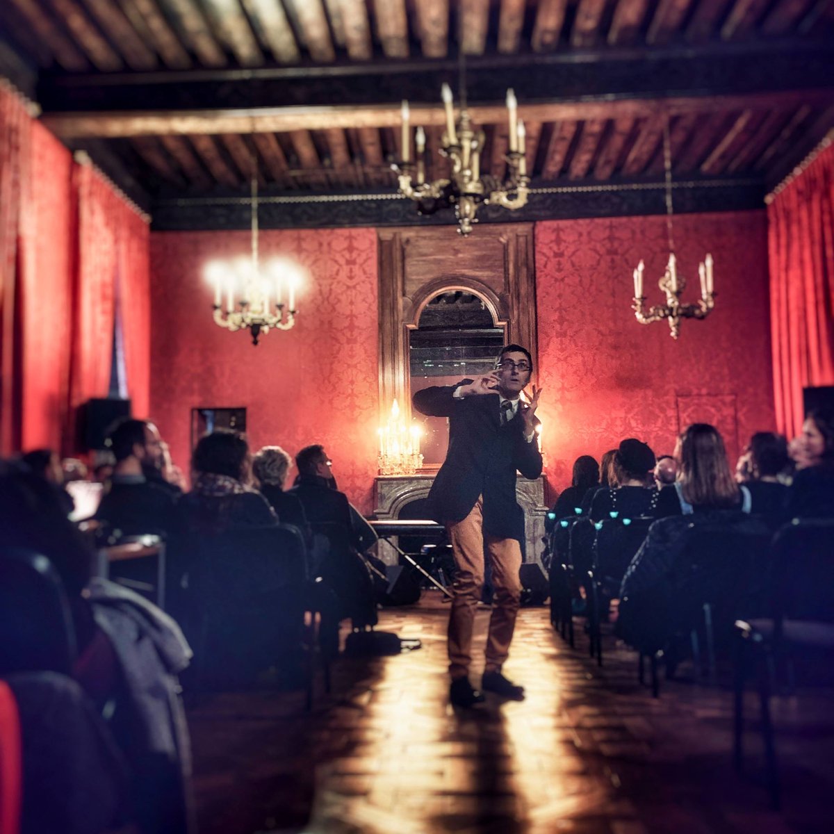 Ignatub's tweet photo. Le plein de plaisir vendredi dernier à l'Hôtel de Lauzun. Un public nombreux et attentif, un endroit magique. Merci au #festivalparismusic pour l'invitation inspirante. Merci à Olivier Moreau pour la photo.
#ignatus #hoteldelauzun #hotellauzun #ilesaintlouis https://t.co/oEMWmNTJxF