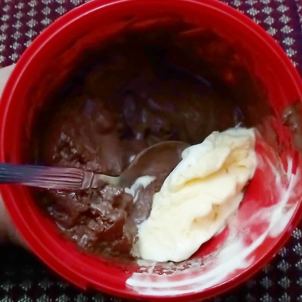 ShahainiZahar's tweet photo. Mainan emosi sepanjang minggu. Pujuk diri, makan ais krim coklat sambil layan filem @BeingSalmanKhan Tere Naam. Kenapa aku pilih filem ni? Bertambah emosi dibuatnya. Haih!

#SalmanKhan #TereNaam #KitKatBites #BreakTohBantaHai https://t.co/PWssEYIks5