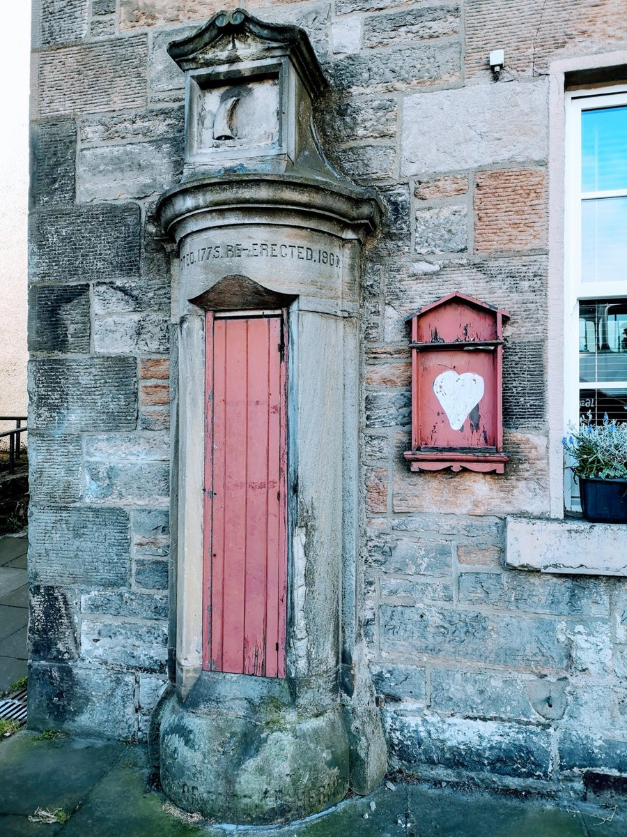 KellyALacey's tweet image. Anyone know what this was for? It is at Newhaven, Edinburgh near the harbour. 
@portybelle @SueHLawrence 

#History #HistoryHelp #Edinburgh #Fishermen #Question #Newhaven