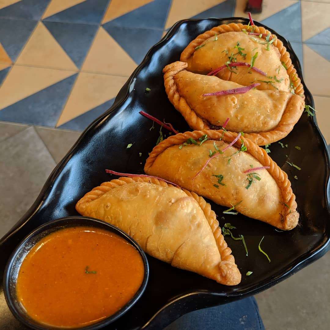 mytentaran's tweet photo. Tag Someone Who Would Love To Try This Holi Special Sweets
.
..
.
#Holi #imly #rajourigarden #gujiya #indianstreetfood #desifood #indianfood #indianfoodblogger#mumbaifood #foodofmumbai #pune #sunday #HoliHai #Holi2019 #HappyHoli #HoliSpecial https://t.co/gMVHCwPYS2