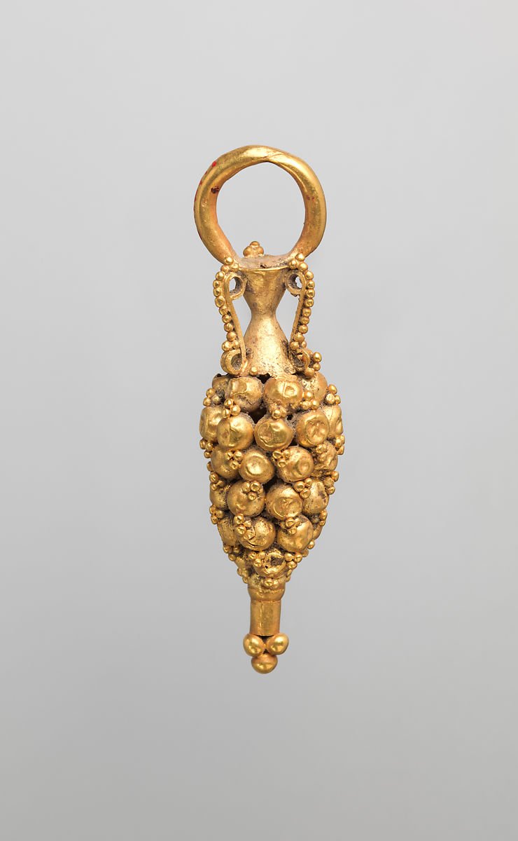 SokolowskiLuk's tweet photo. @ColorsAndStones among the most original #Palmyrene jewels were the 'bunch-of-grapes' earrings. Funny thing, I've found the similar ones in the database of @metmuseum. They originate from #ParthianEmpire, possibly #Mesopotamia. #culturalinteraction https://t.co/nSV8WtVmeF https://t.co/bBa4ej8ihK