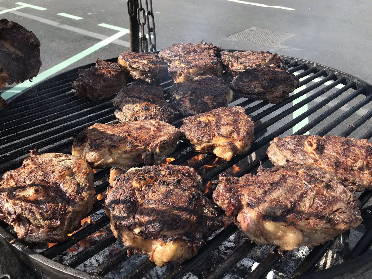 InterbevIDF's tweet photo. On se régale 👍🐂🇫🇷 viande bovine  servie @FERRANDIParis @fauchere94 Bravo les Chefs cuisiniers à  #Rungis pour le record du monde de la plus grande table +400 mètres de long et tous les secteurs présents 🥩 @la_viande_fr @marchederungis @PavillonViandes @Interbev_fr @slayani https://t.co/3cWb3YvPaf