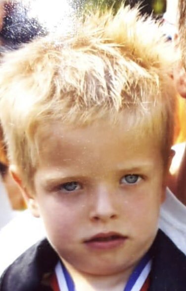 Daniël Anthonius Verheul (Daan), geboren op 6/13/‘99 in het Deventer ziekenhuis, speelde tot nu toe 1308 minuten in de spits bij Voorwaarts 2 zonder rendement. Vandaag was daar het magische moment waarop hij de bal wél goed raakte. Feliciteer hem als u hem tegen komt! 4-2 winst.