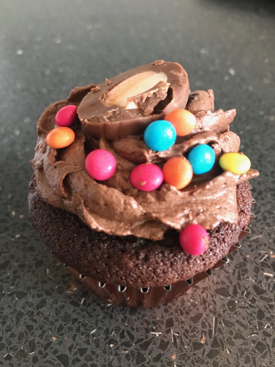 KarolKeenan's tweet image. Another amazing lunch from ⁦@TracieTappenden⁩ with homemade cupcakes to keep ⁦@newcollworc⁩ cohort 3 of the ⁦@MHFAEngland going ⁩ #wowsers #manythanks #caredfor