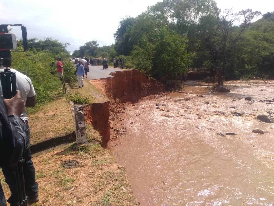 ZanuPFWassu's tweet photo. 2/2 Cde Saruchera is accompanying Minister Sekesai Nzenza, Minister July Moyo Minister Joel Biggie Matiza and Minister Perence Shiri. #Pray4Chimanimani #CycloneIdai @nickmangwana @edmnangagwa @ZBCNewsonline https://t.co/LB0B1MoOBs