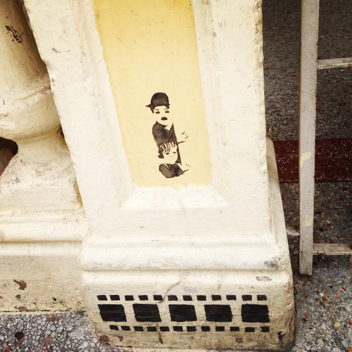 kellyowarrior's tweet photo. #CharlieChaplin #streetart #artecalle #LaHabana siempre mi corazón ❣ 👻 🌱🌾🍀#Nowruz #March20 #familia #ComingHome #SpringIsComing #StParticksDay #RedKelly #RedNotDead #mornin B’s 😘💅👛☔️🍀🌹 #HouseofLabour https://t.co/fV77DpIxV8