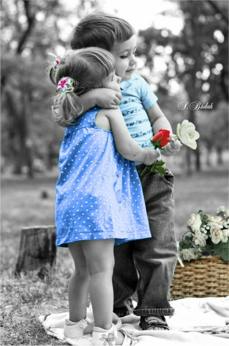 Девочка грустит. Мальчик и девочка любовь. Быть для него маленькой девочкой. Объятия дети. Красивые дети мальчик и девочка.