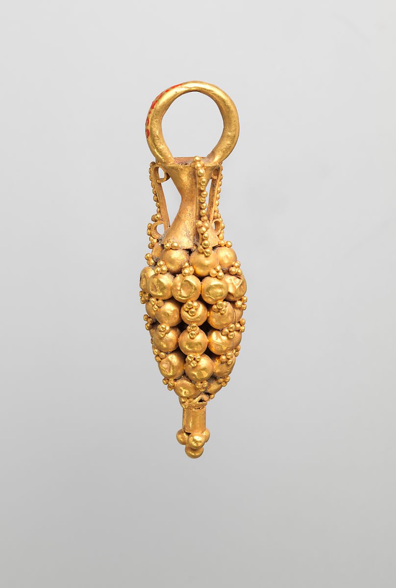 SokolowskiLuk's tweet photo. Among the most original #Palmyrene jewels were the 'bunch-of-grapes' earrings. Funny thing, I've found the similar ones in the database of @metmuseum. They originate from #ParthianEmpire, possibly #Mesopotamia. #culturalinteraction
https://t.co/nSV8WtVmeF https://t.co/F3rQUnu0c0