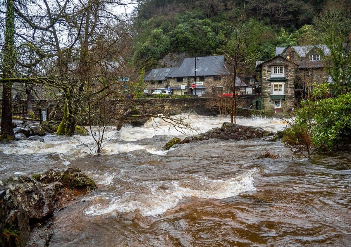 Betws Y Coed yesterday raging Llugwy @TuHwntirBont @Ffoto1994Photo @VisitBetws @ruthwignall @YvonneTywydd @DerekTheWeather @swn_ydwr #Llugwy #Betwsycoed #conwyvalley #rivers #pontypair #snowdonia #eryri #cymru #Wales #flooding @cunninghams