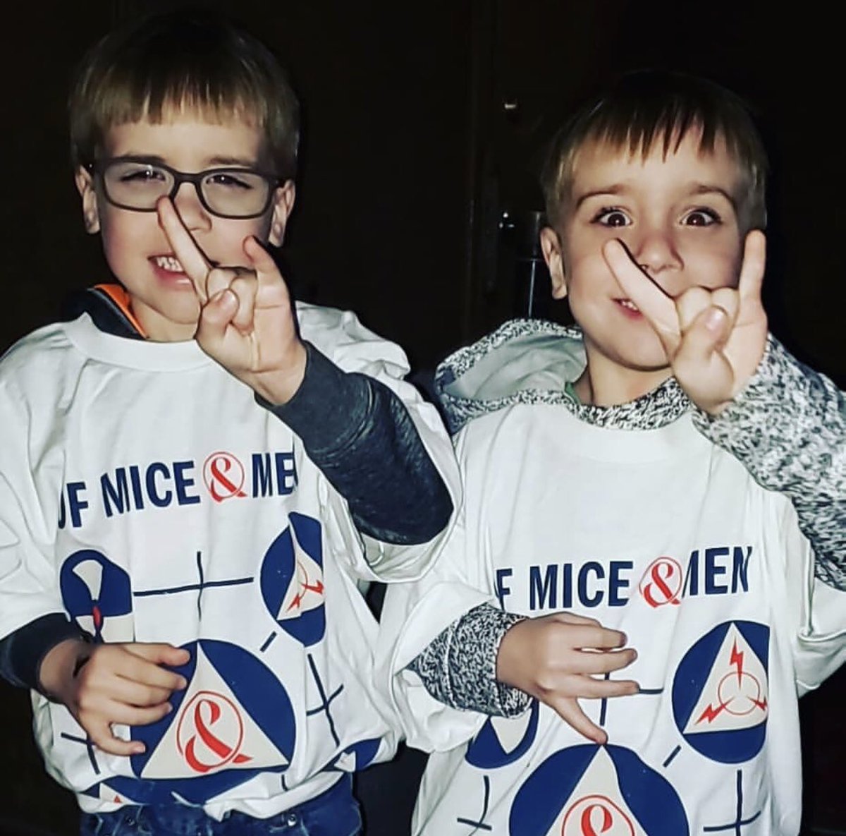 OMandM's tweet image. Shout out to two of our youngest fans to come out on this tour, they’ll show you #HowToSurvive the mosh pits!🤘🤘

📸 #StephKlafka