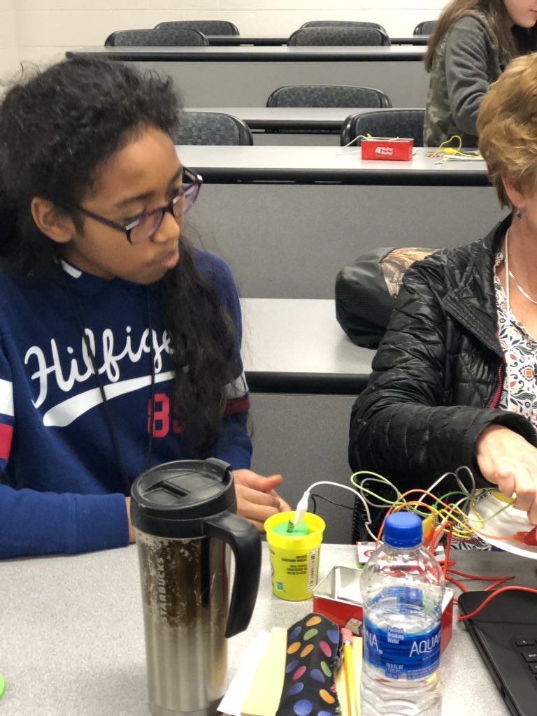 Makes makeup with first bytes