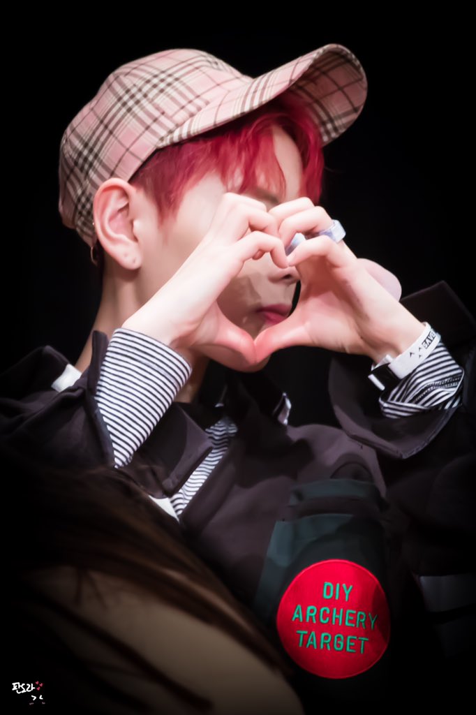 Pandoradora_Box's tweet photo. 180317 부산 팬사인회
#레인즈 #Rainz #장대현

오다 주웠다... @>->----- ♥ https://t.co/DHGslvVnk1