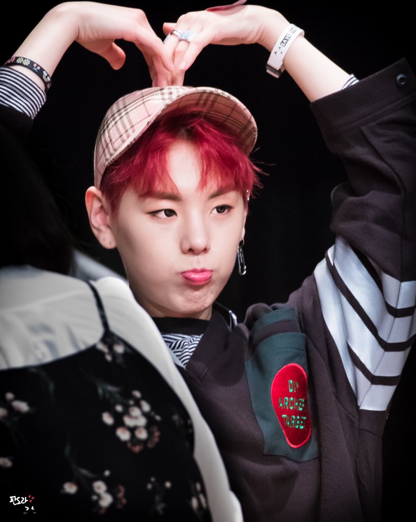 Pandoradora_Box's tweet photo. 180317 부산 팬사인회
#레인즈 #Rainz #장대현

오다 주웠다... @>->----- ♥ https://t.co/DHGslvVnk1