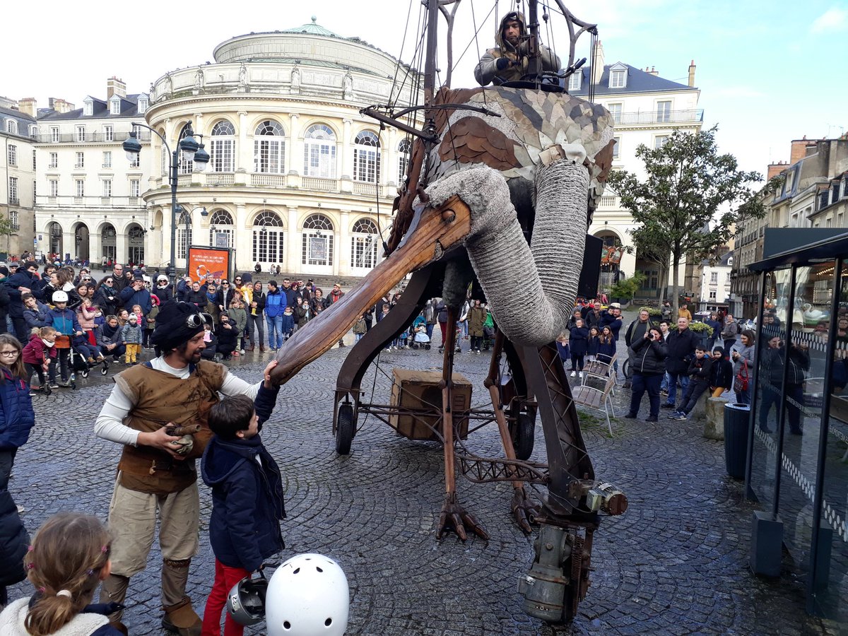 Drôle d'oiseau place de la mairie ! #DaR #DimancheàRennes #Giboulees.